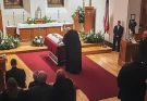 A PRIEST LEANS OVER THE COFFIN OF A WEALTHY WOMAN — THEN WHISPERS, “THIS CAN’T BE!”